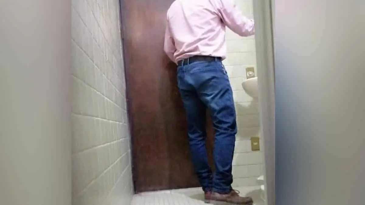 Denuncian a hombre que grababa a mujeres en el baño de su trabajo