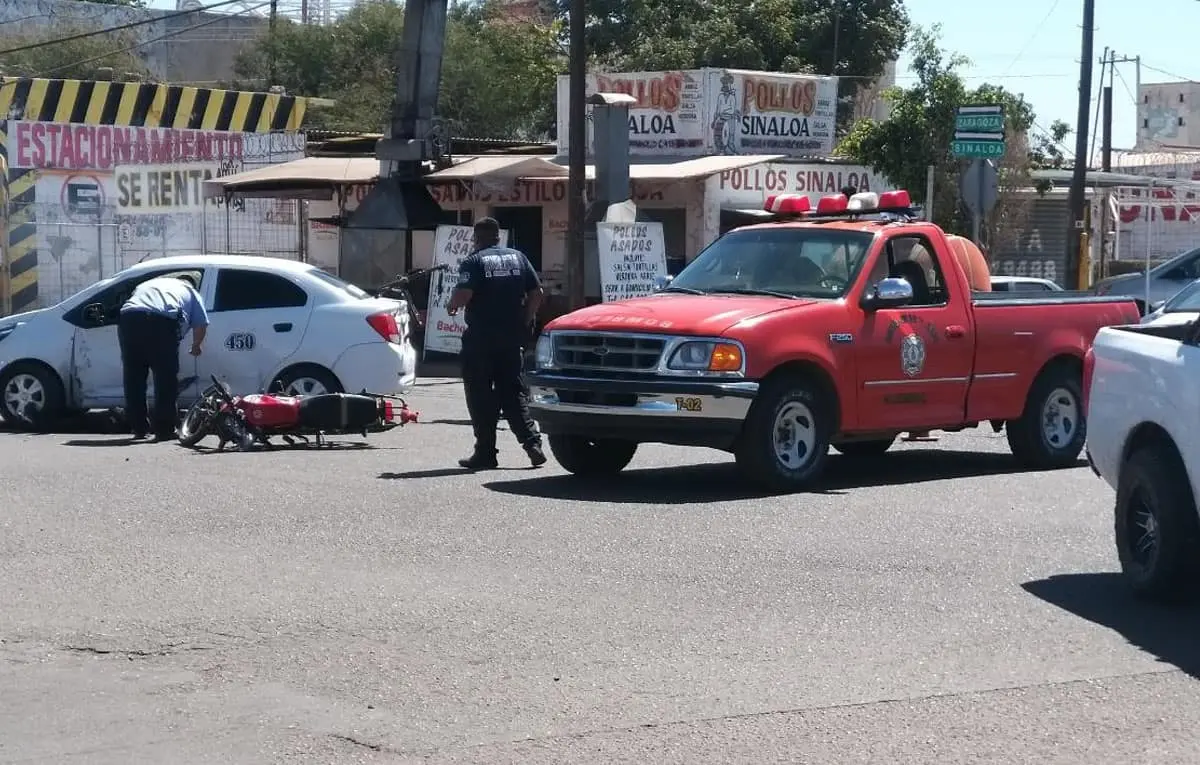 Embiste taxi a motocicleta en pleno Centro