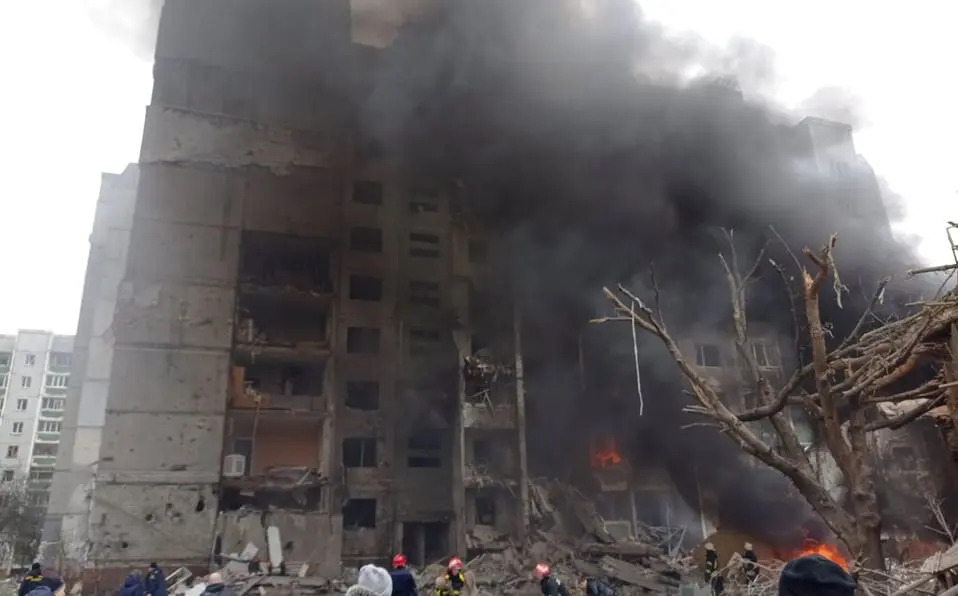 Niña muere deshidratada en las ruinas de casa bombardeada