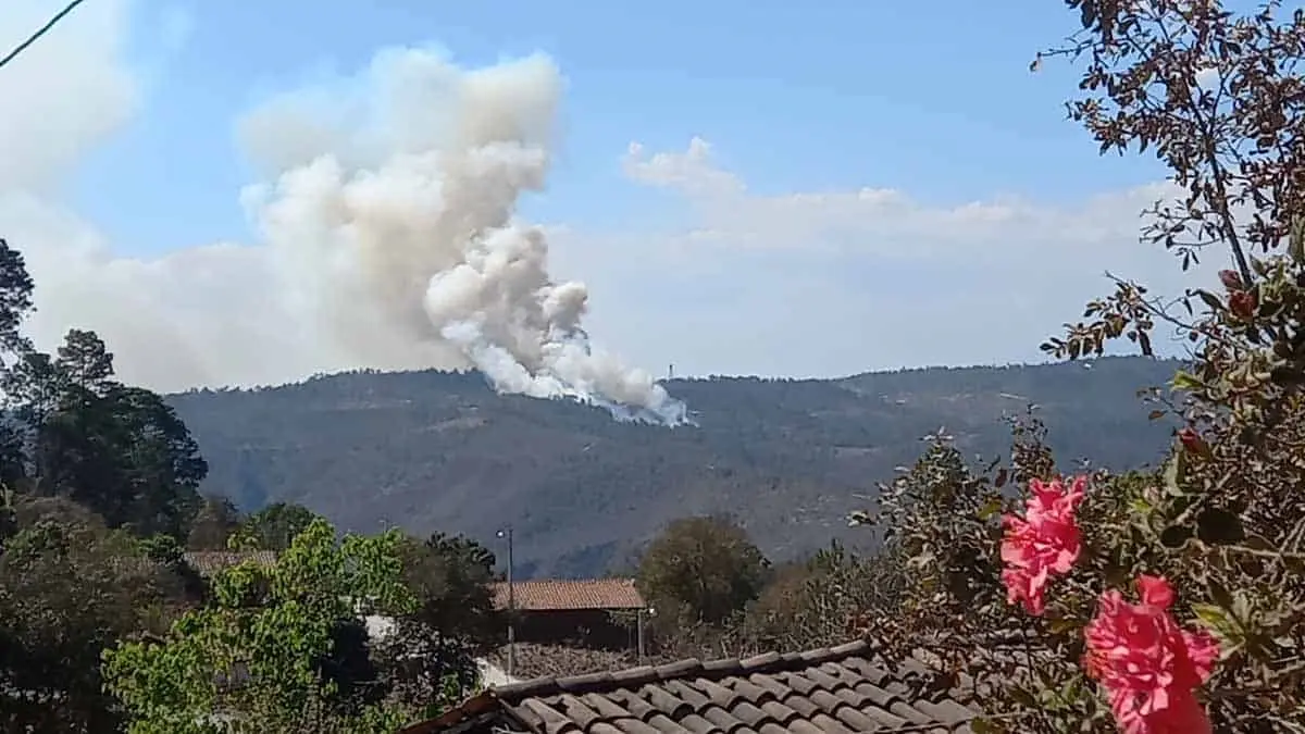 Entra en erupción volcán en Guatemala