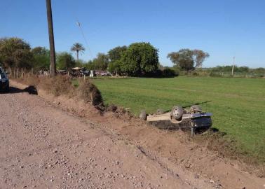 Vuelca camioneta en camino de Cócorit a la Tinajera