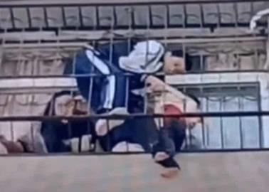 VIDEO. Adolescentes salvan a niña que colgaba de un sexto piso