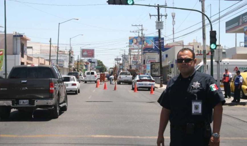 Conductores irrespetan trabajos de reparación