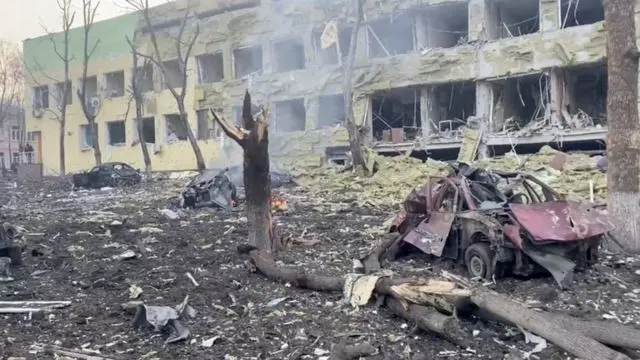 Mujer embarazada y su bebé mueren tras bombardeo a hospital