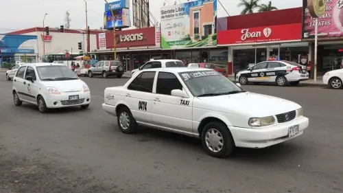 Entre taxis y Uber, carrera desigual