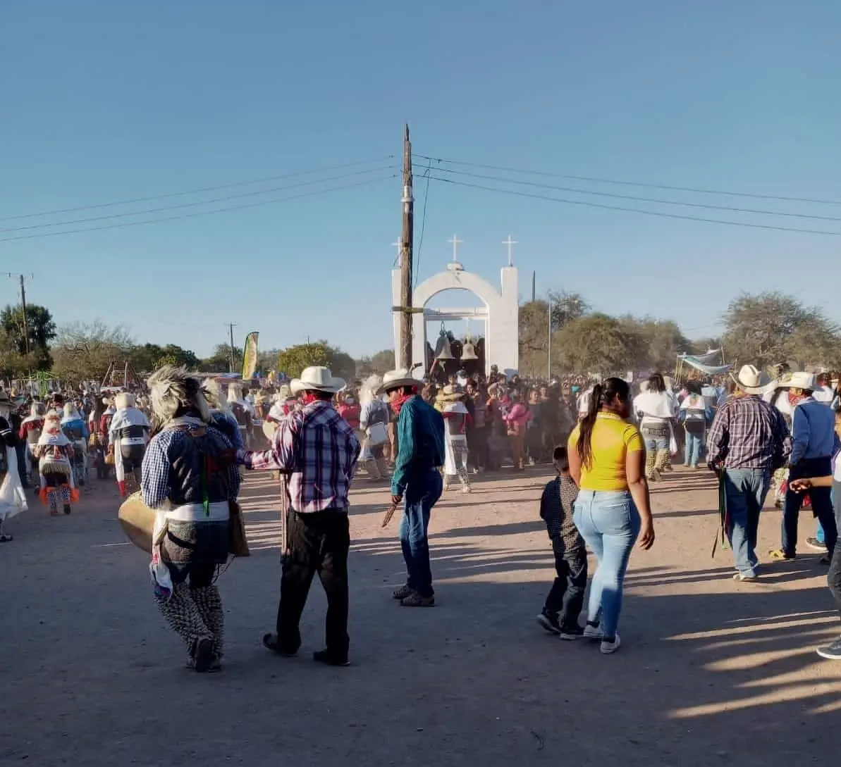 Toman indígenas carretera en Huatabampo