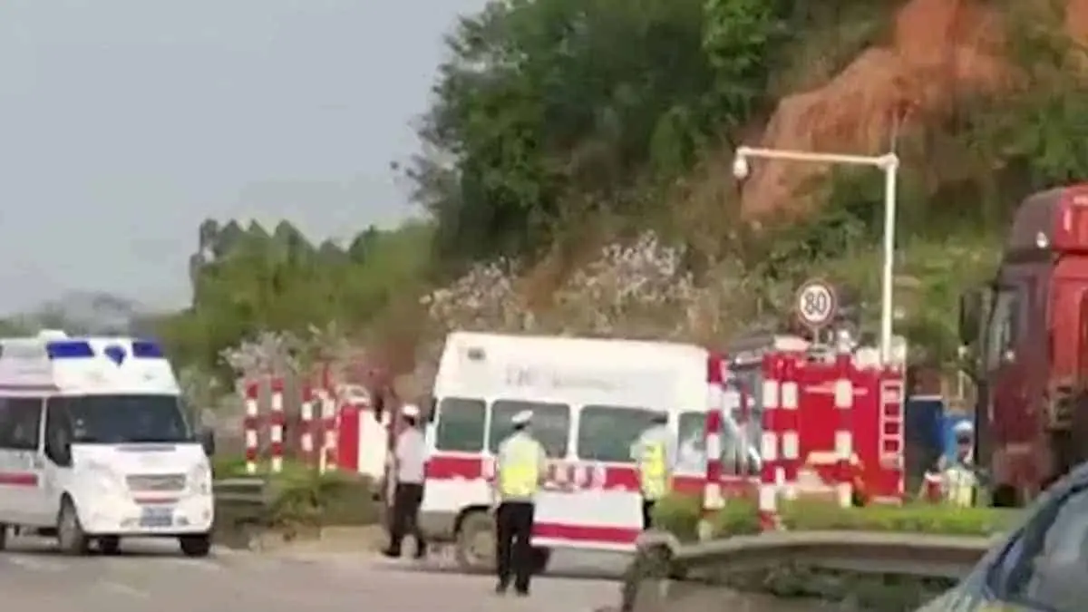 VIDEO. Se estrella avión en China con 132 personas a bordo