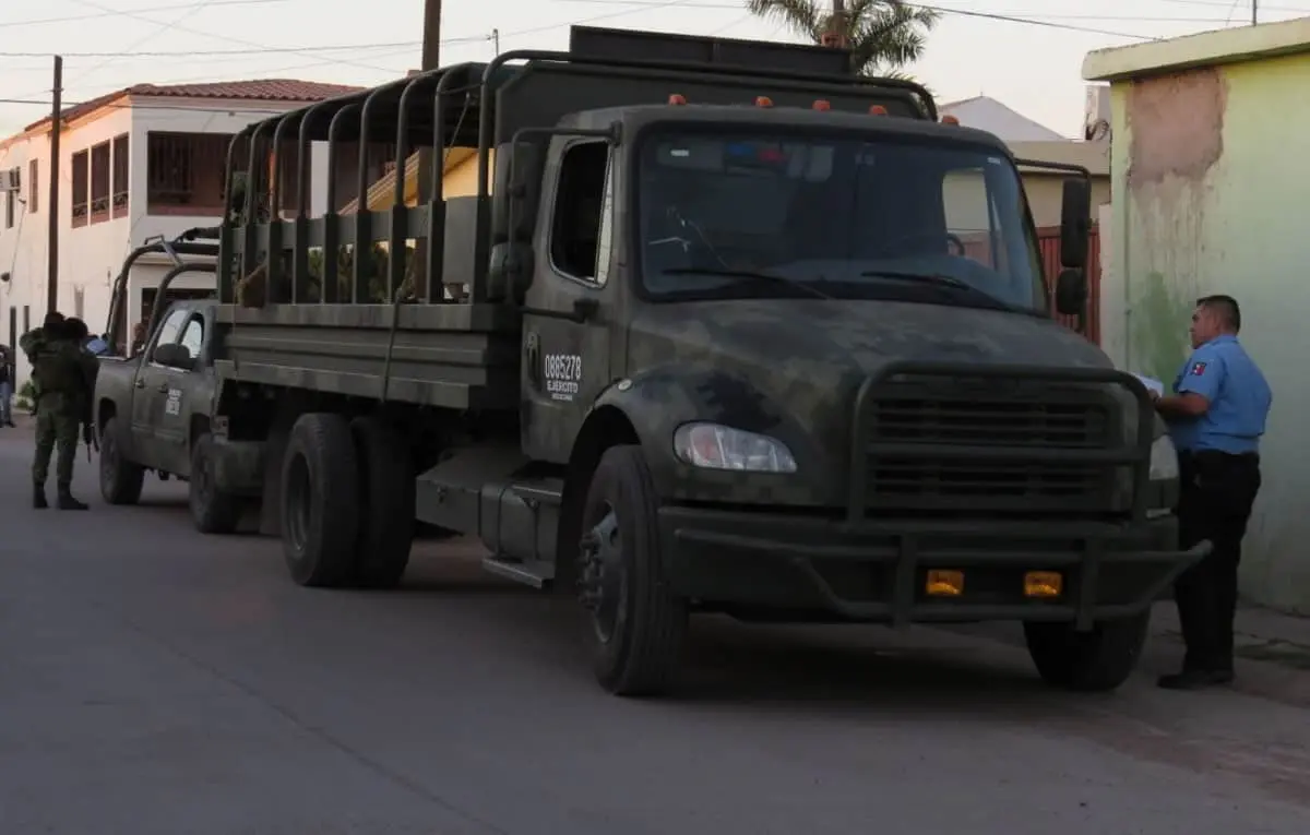 Militares causan choque en Valle Dorado