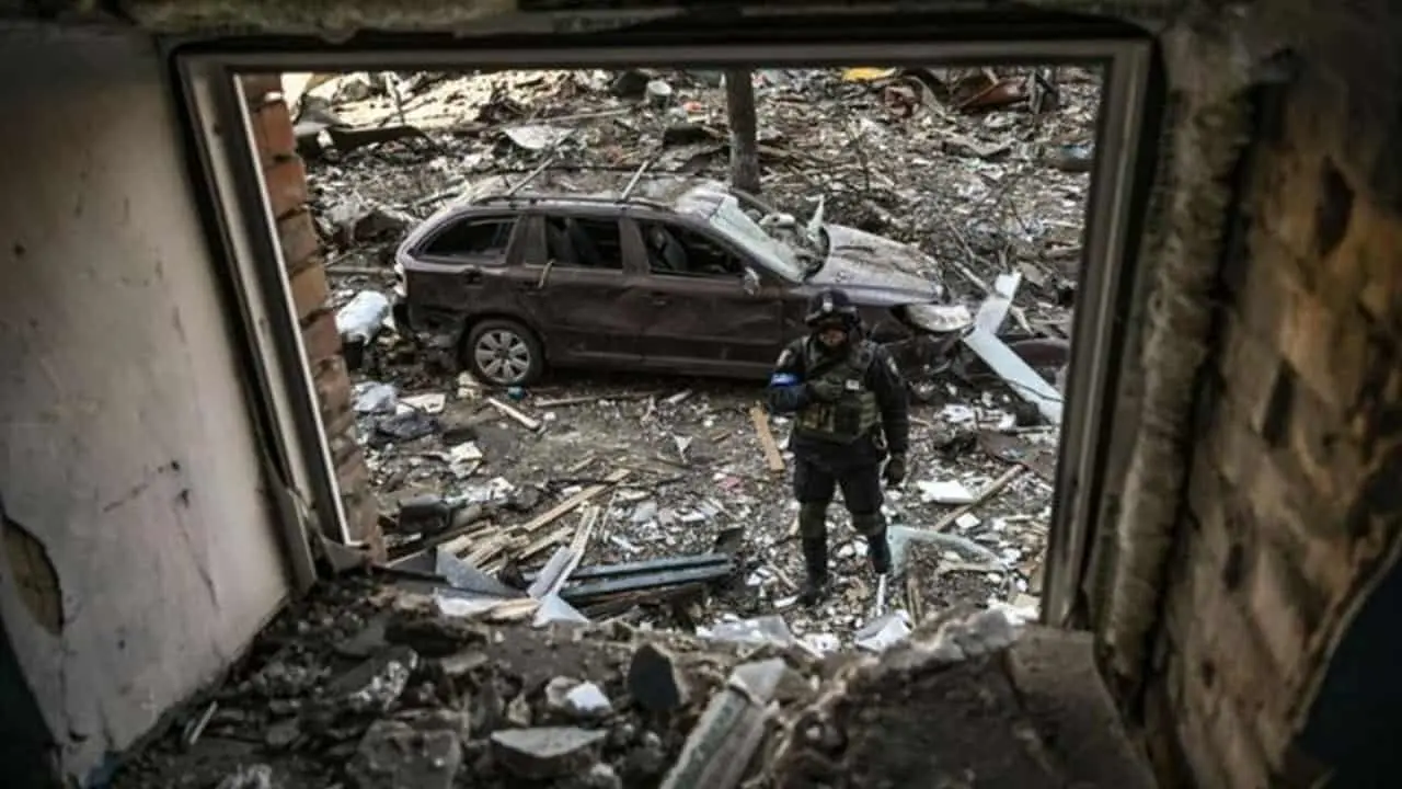 Rusia bombardea escuela con cerca de 400 refugiados en Mariupol
