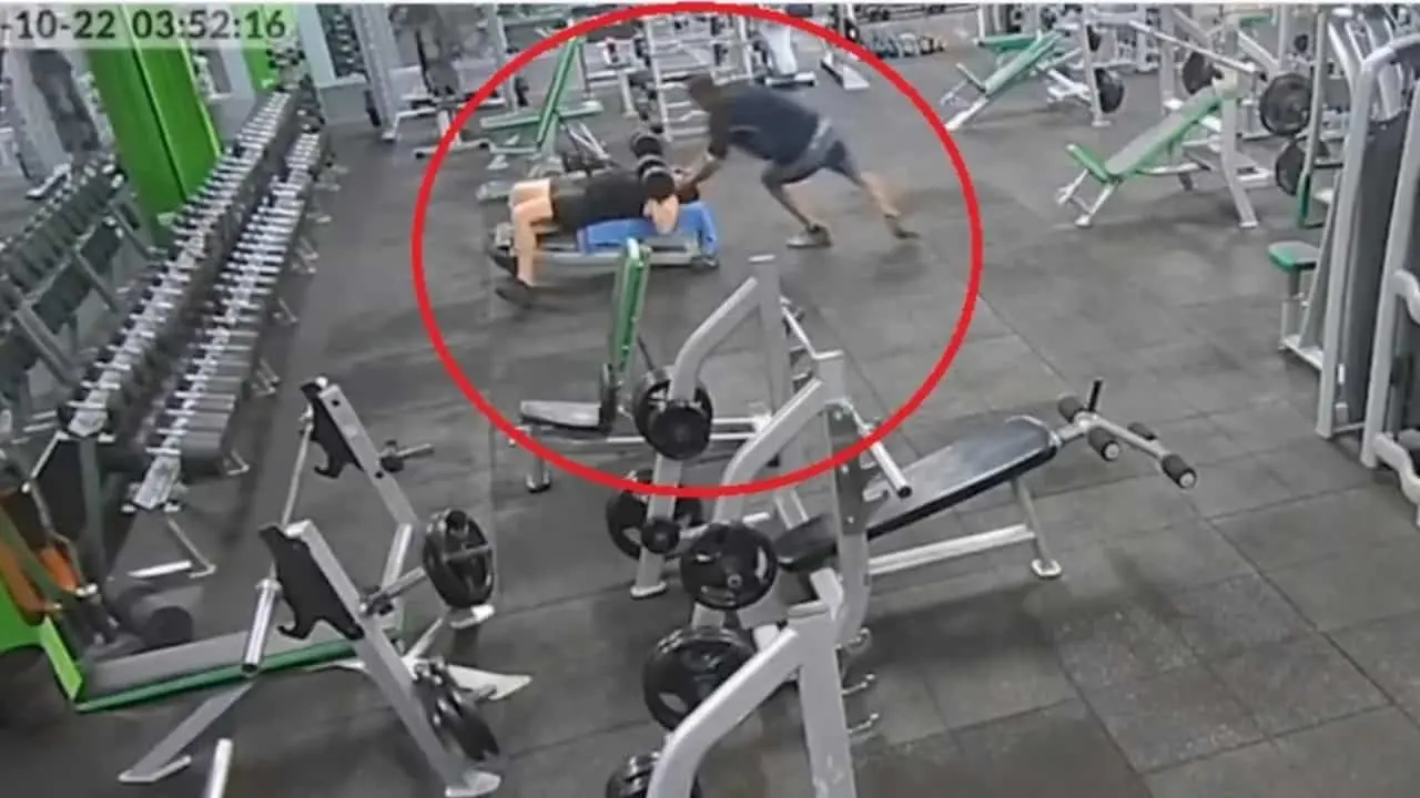 Hombre aplasta la cabeza de otro con pesa de 20 kg en gimnasio