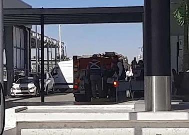 Pierde el control de camioneta y atropella a dos personas