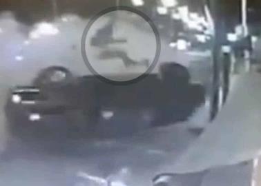 VIDEO. Hombre sale disparado tras volcar su camioneta