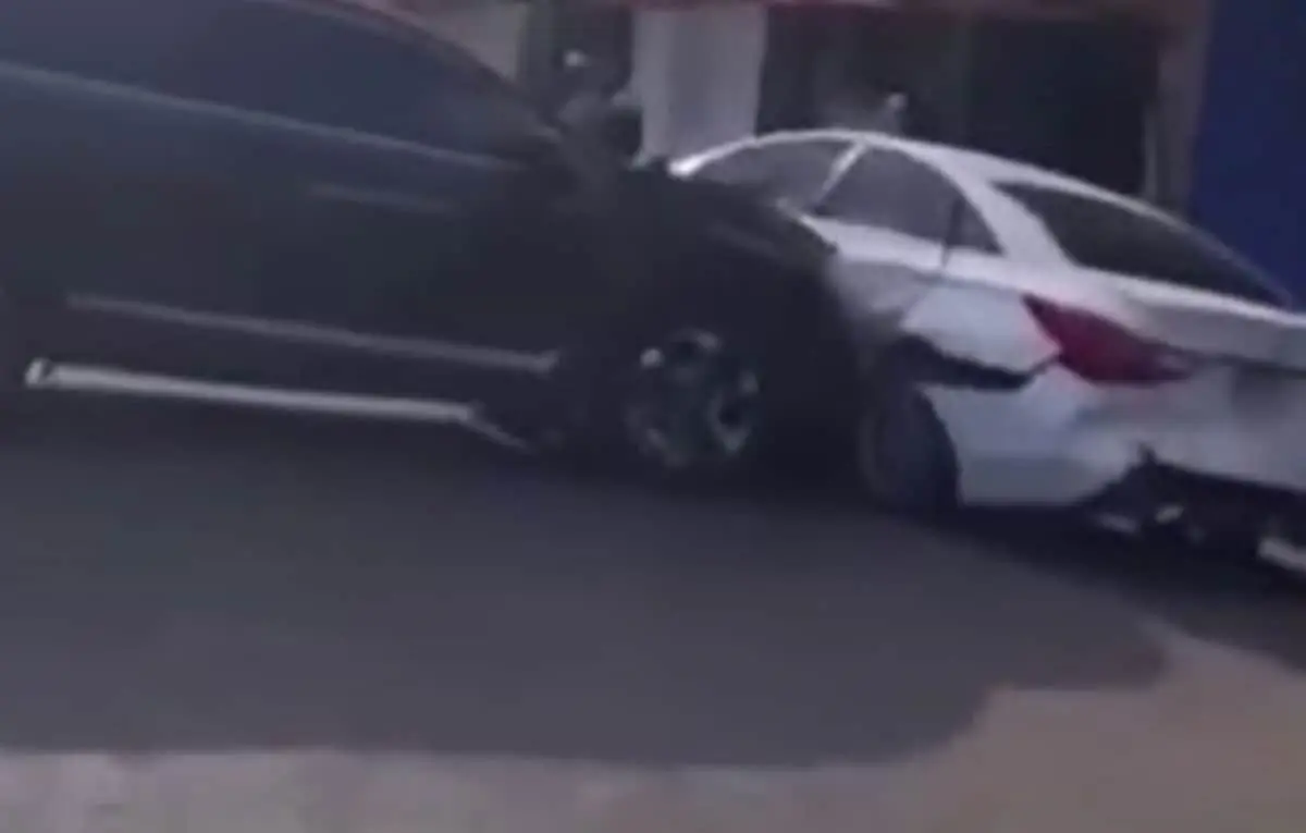 Video. Mujer estrella camioneta contra auto de su esposo infiel