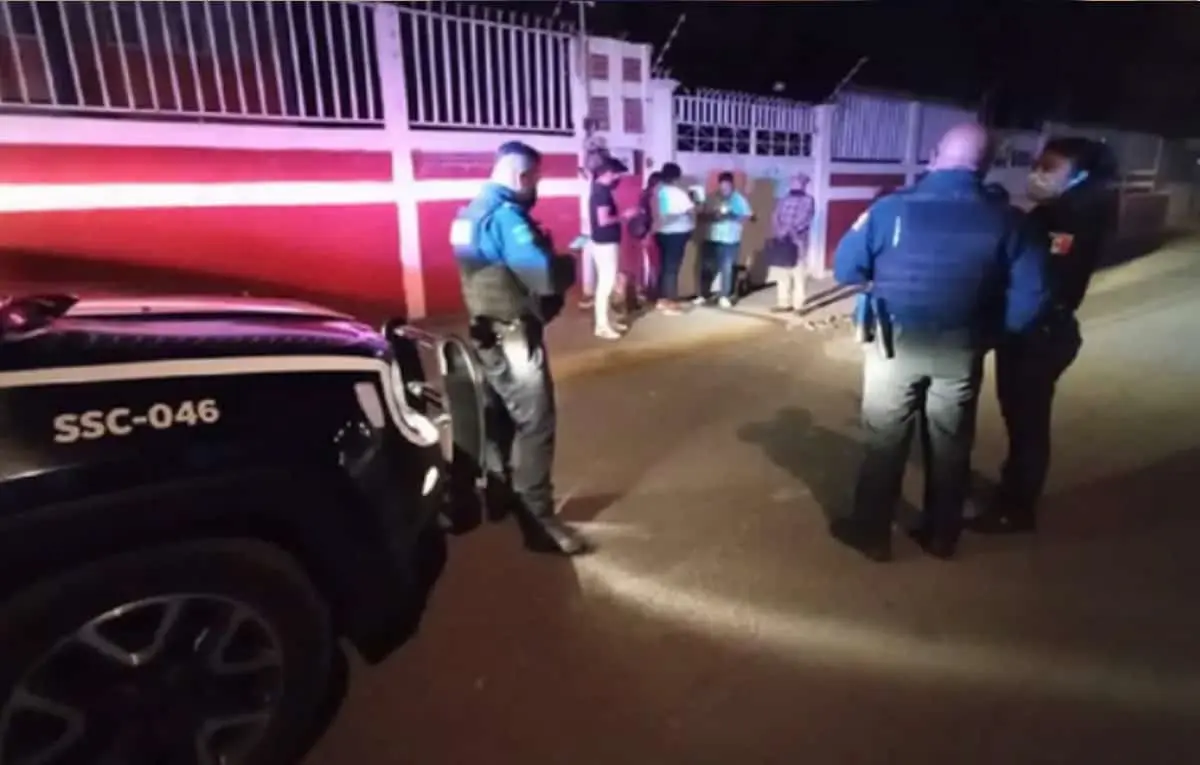 Padres y abuelos se olvidan de recoger a niño en la escuela