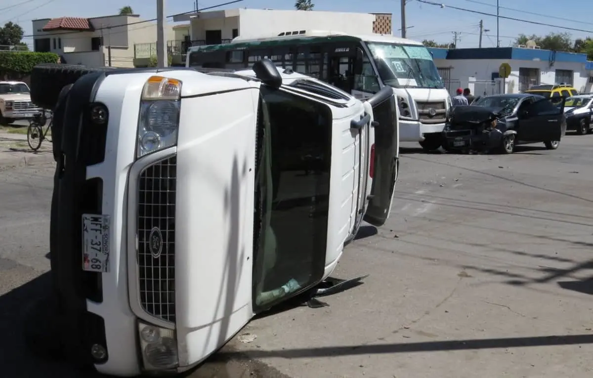Intenta ganarle el paso a un camión y ocasiona fuerte choque