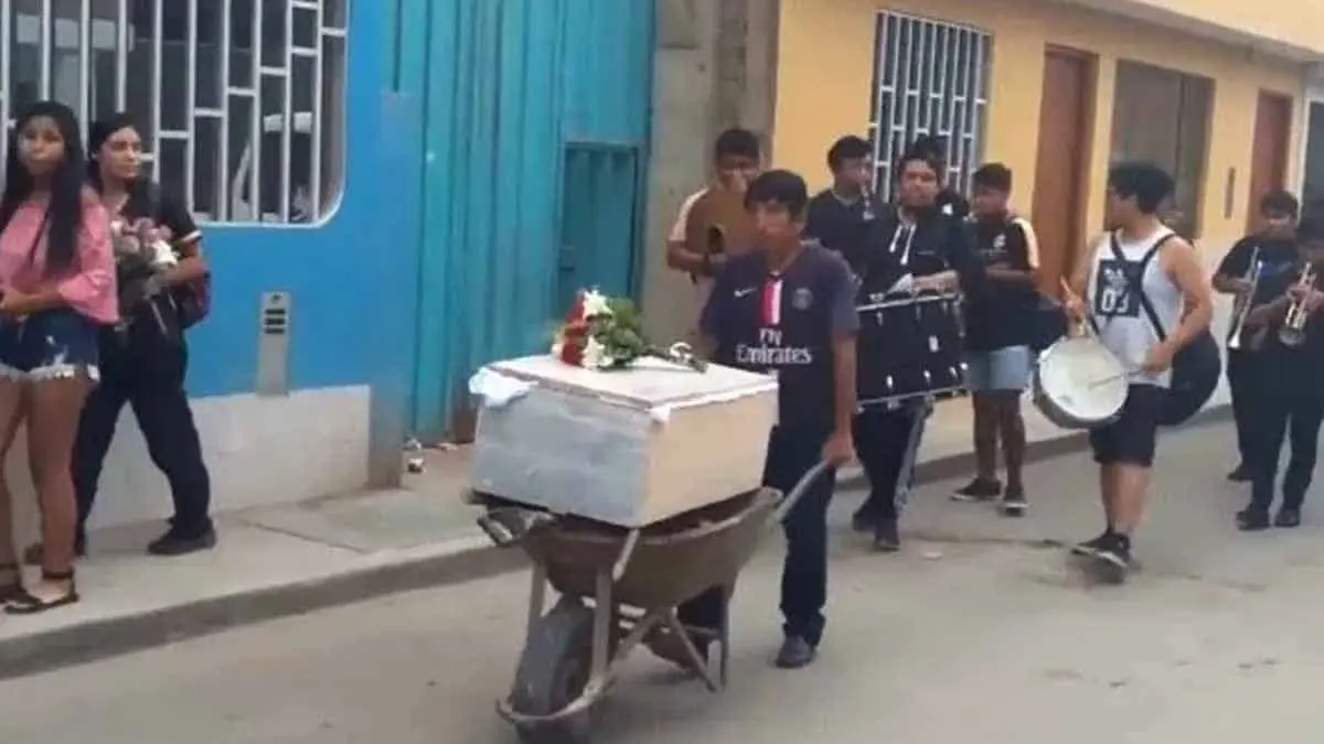 VIDEO: Despiden con banda a El Manchas, perrito de la calle
