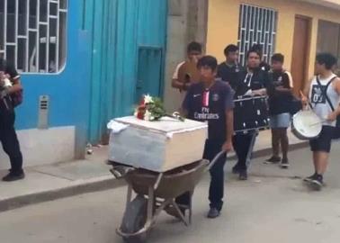 VIDEO: Despiden con banda a El Manchas, perrito de la calle