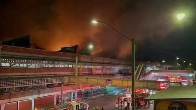 Se incendia el mercado San Juan de Dios en Guadalajara Se incendia el mercado San Juan de Dios en Guadalajara