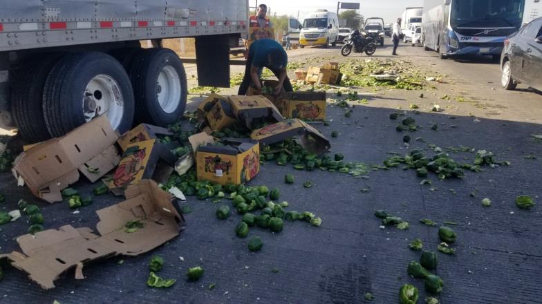 Rapiña de chiles en Navojoa tras choque de dos tráileres