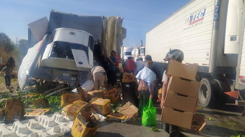 Rapiña de chiles en Navojoa tras choque de dos tráileres