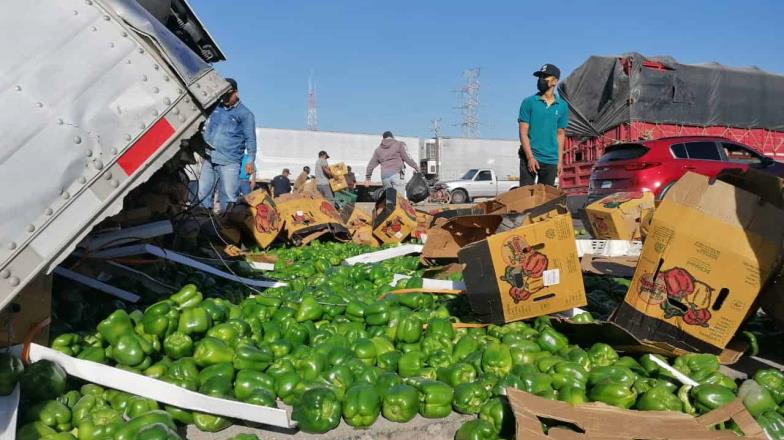 Rapiña de chiles en Navojoa tras choque de dos tráileres