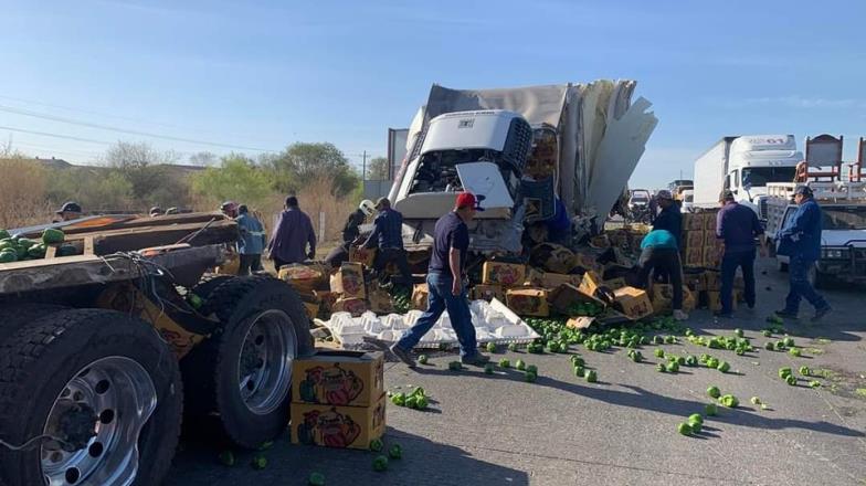 Rapiña de chiles en Navojoa tras choque de dos tráileres