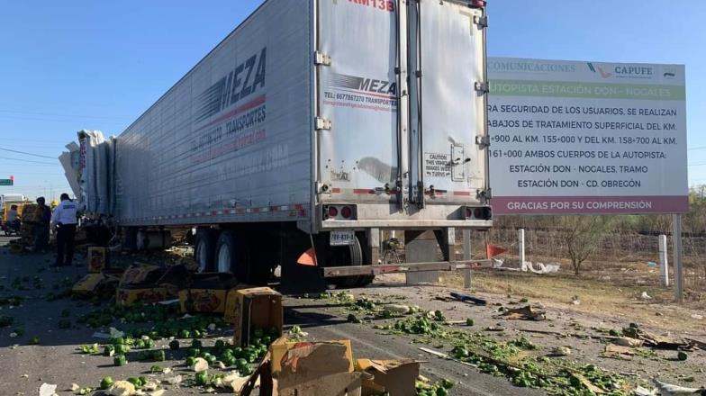 Rapiña de chiles en Navojoa tras choque de dos tráileres