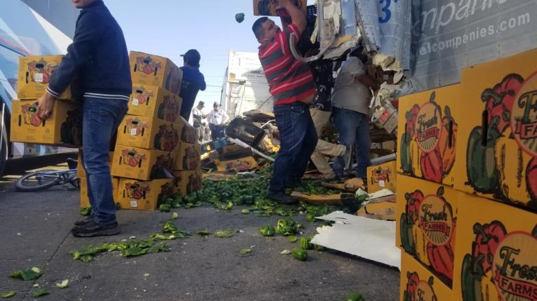 Rapiña de chiles en Navojoa tras choque de dos tráileres