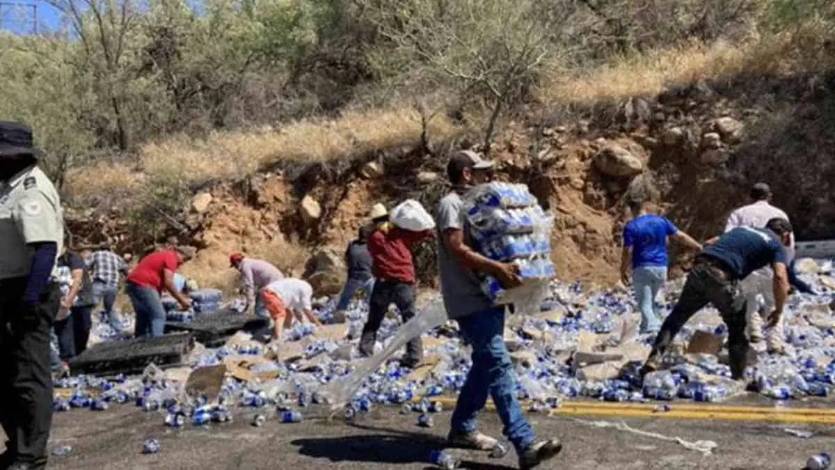 Así la rapiña al volcar tráiler cervecero en Ures