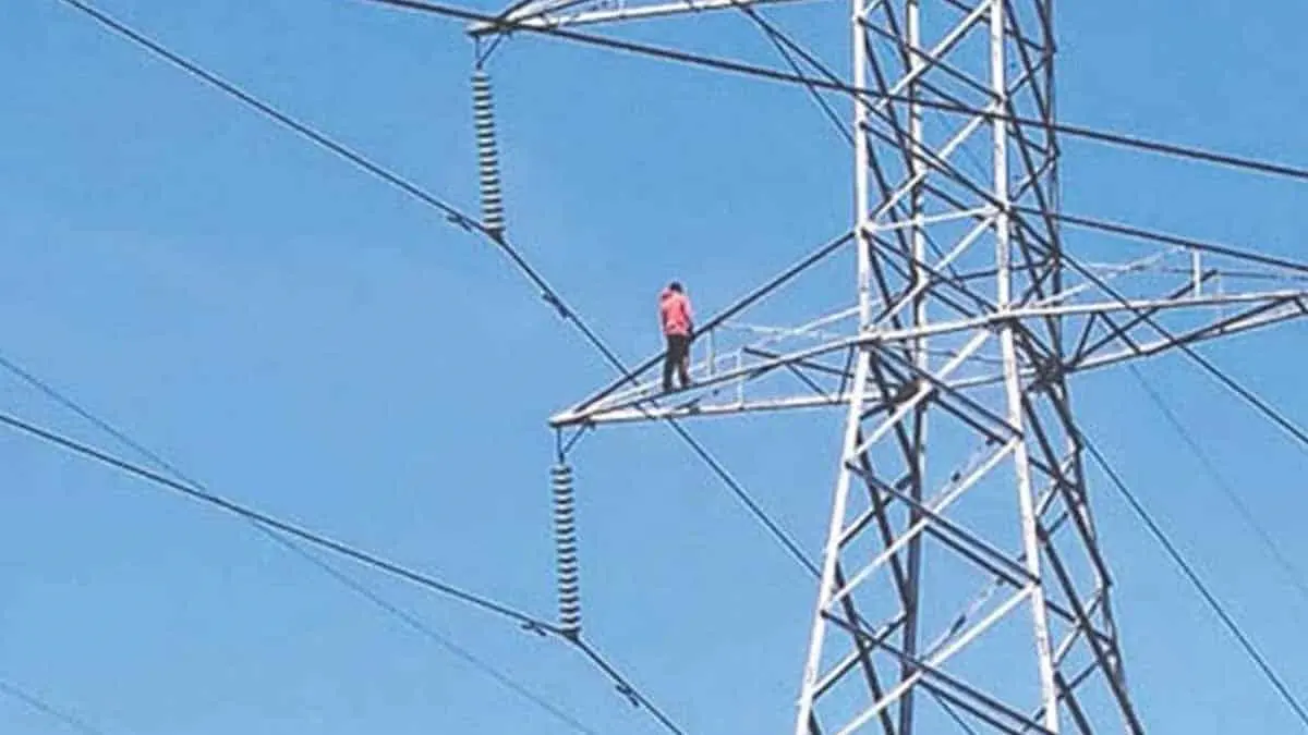 VIDEO. Hombre se lanza desde torre de alta tensión