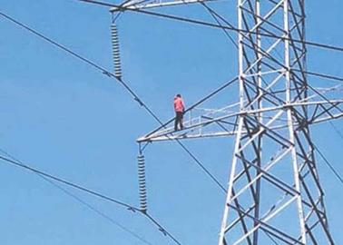 VIDEO. Hombre se lanza desde torre de alta tensión