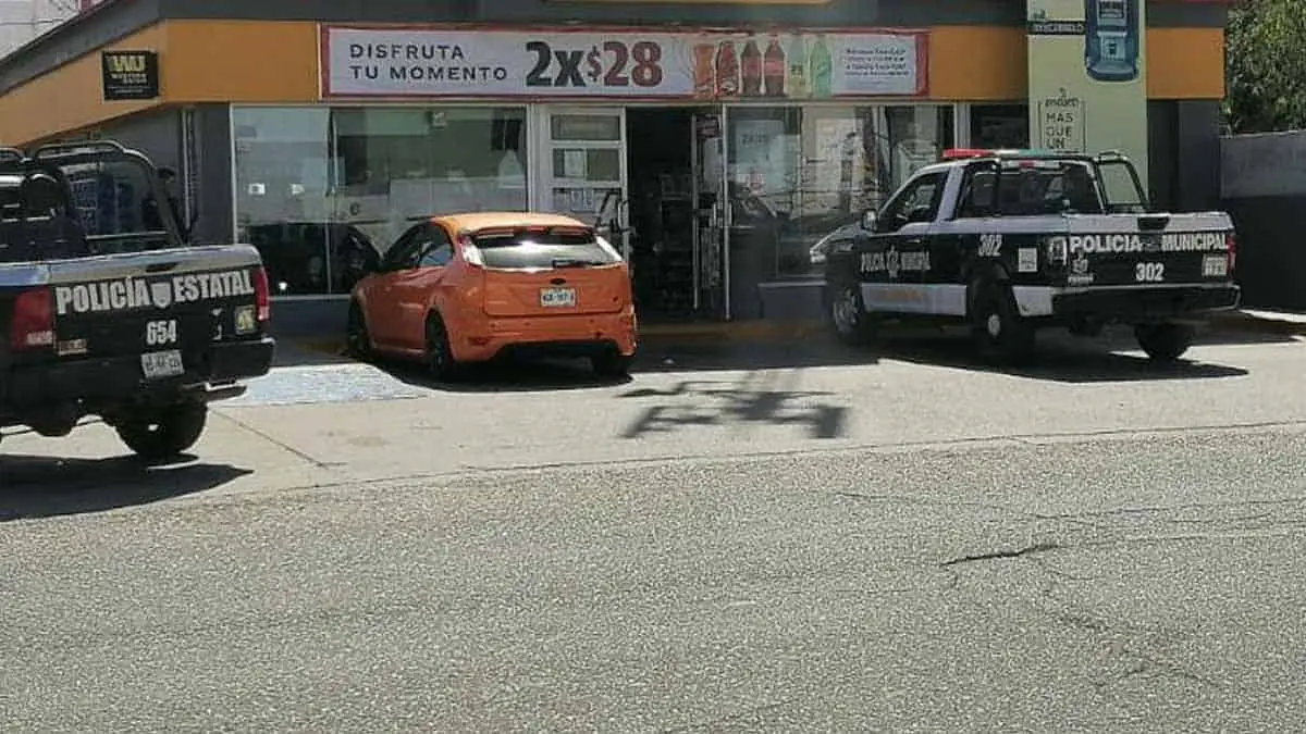 Capturan a tipos armados en tienda de conveniencia