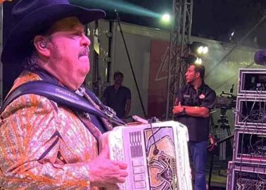 VIDEO. Ramón Ayala se cae en pleno escenario