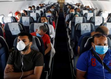 Se masturba 4 veces durante un vuelo y lo detienen