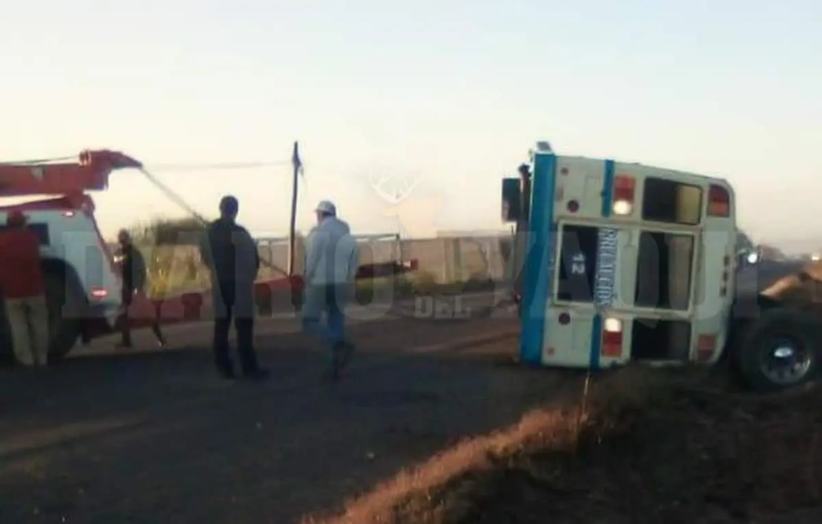 Vuelca transporte de personal en el Valle del Yaqui