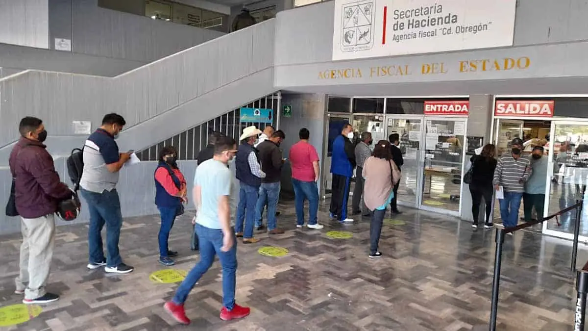 Se agotan placas vehiculares y se reanuda expedición de licencias