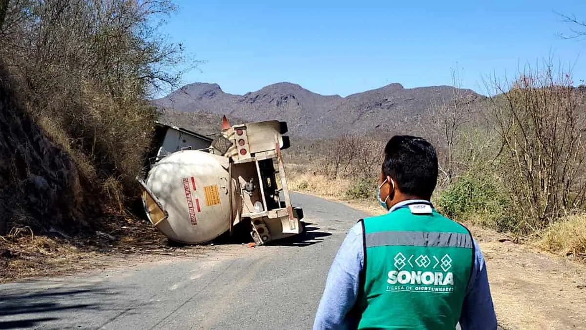 Vuelca pipa cargada de ácido clorhídrico