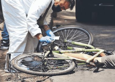 Camión le revienta la cabeza a ciclista con todo y casco