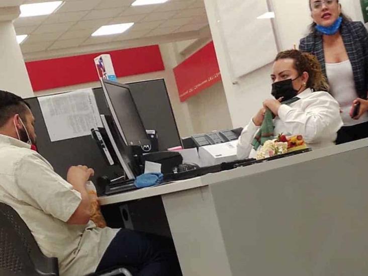 Ponen el dedo a empleados de Banco Azteca por festejo de cumple Ponen el dedo a empleados de Banco Azteca por festejo de cumple