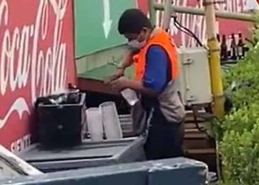 VIDEO. ¡Sacrílego!: Cachan a vendedor rebajando cerveza con agua