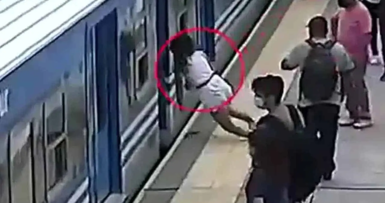 Video. Se desmaya y cae bajo tren en movimiento
