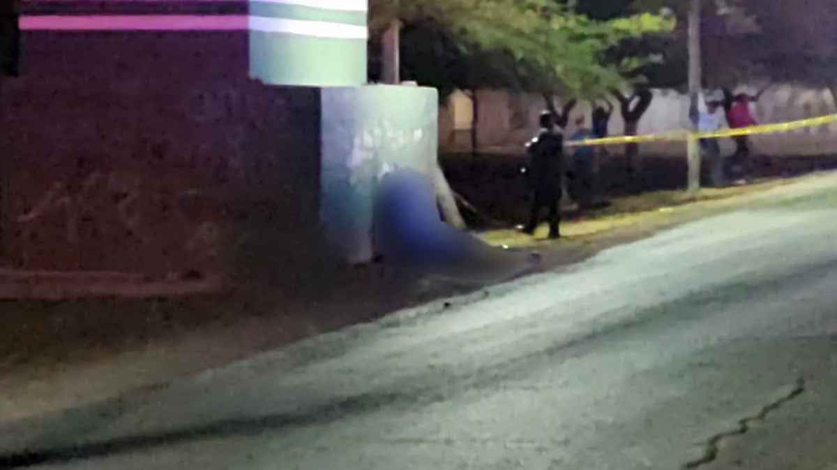 Dejan cadáver recargado en la entrada a Providencia