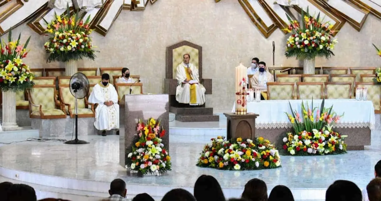 Agradecen a sacerdotes con ramillete espiritual