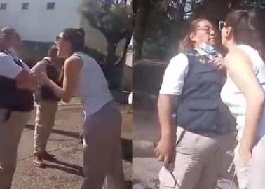 VIDEO: Mujer golpea y escupe en el rostro a guardia de seguridad