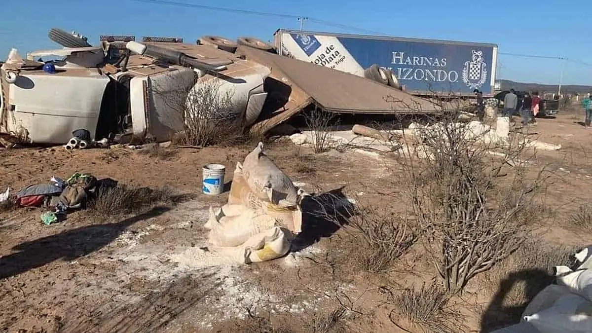 Se "acuesta" tráiler cargado de harina y aparece la rapiña