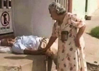 No me dejes sola, dice a su esposo tomándolo de la mano No me dejes sola, dice a su esposo tomándolo de la mano