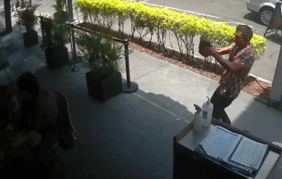 Acusan a taquería de no cubrir gastos tras a ataque a joven