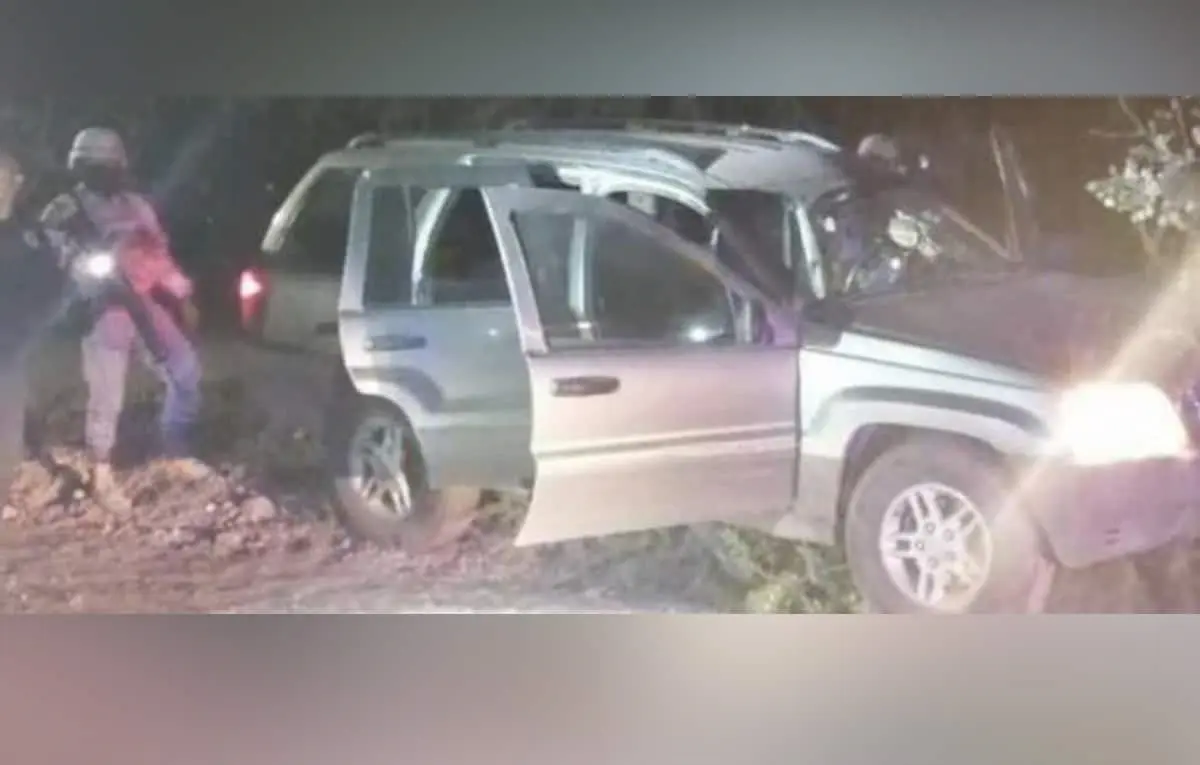 Abandonan camioneta tiroteada en Loma de Guamúchil