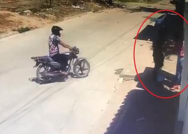 Video. Ladrones en motocicleta le quitan hasta el mandado a mujer