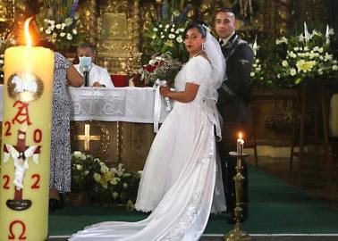 Pareja de mexicanos se casa en boda con temática nazi